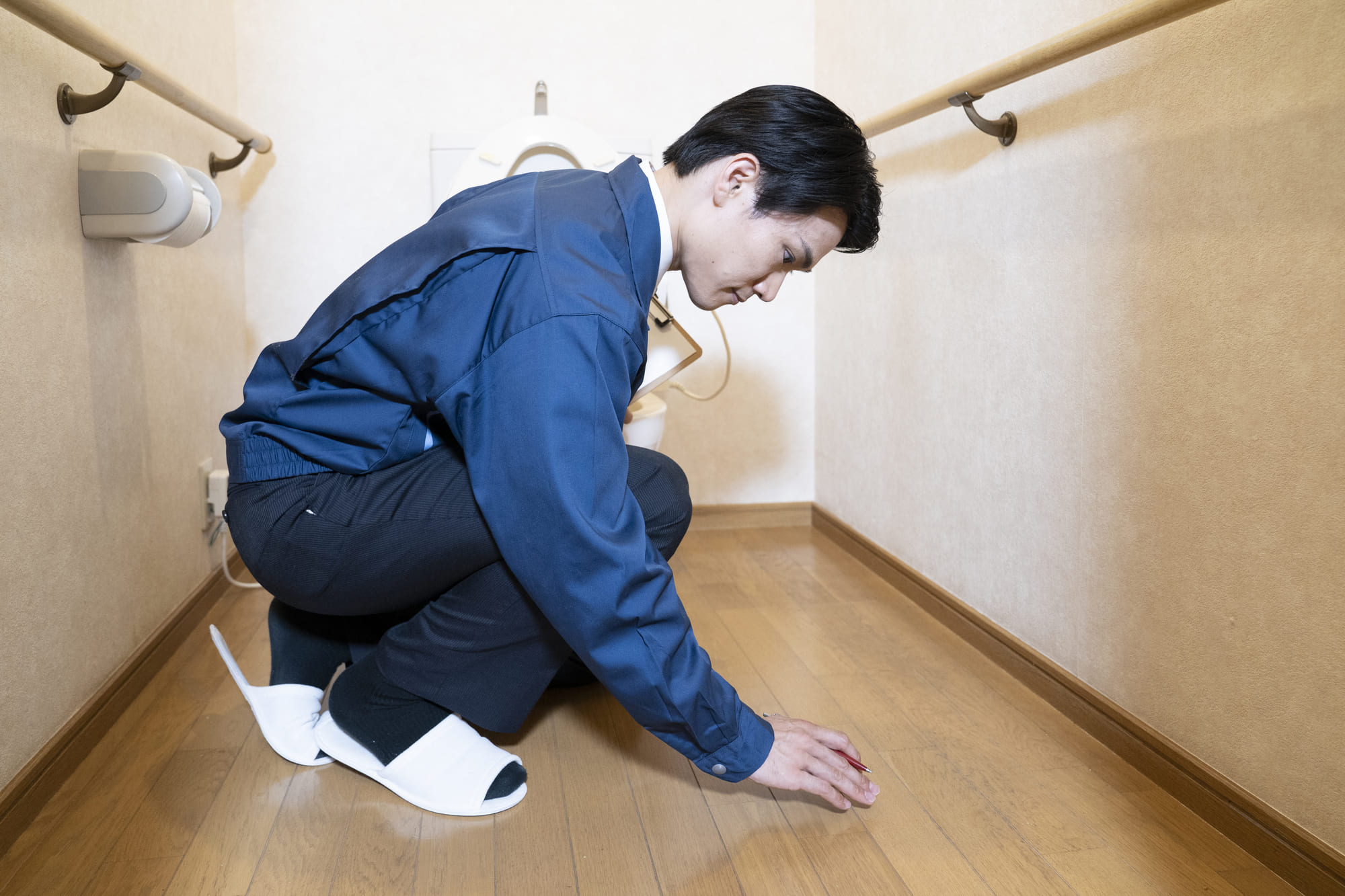トイレの床の劣化具合を確認する業者