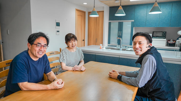 インタビューに答える施主様 ご夫婦とクラスリフォーム 藤井さん