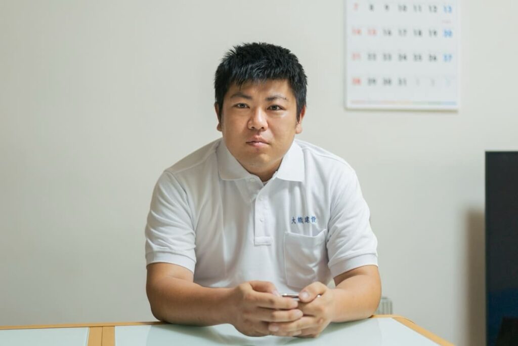 インタビュー中の大熊建設:大熊さん