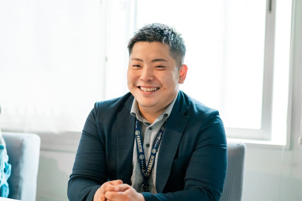 インタビュー中の山一:山田さん