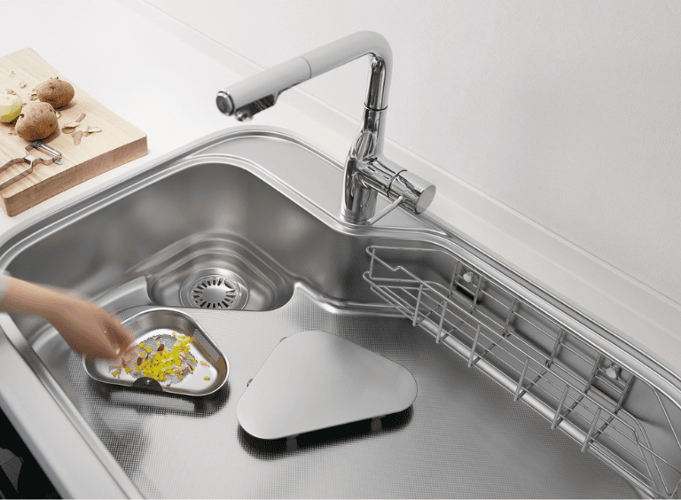 クリナップステディア_シンクのお掃除の様子