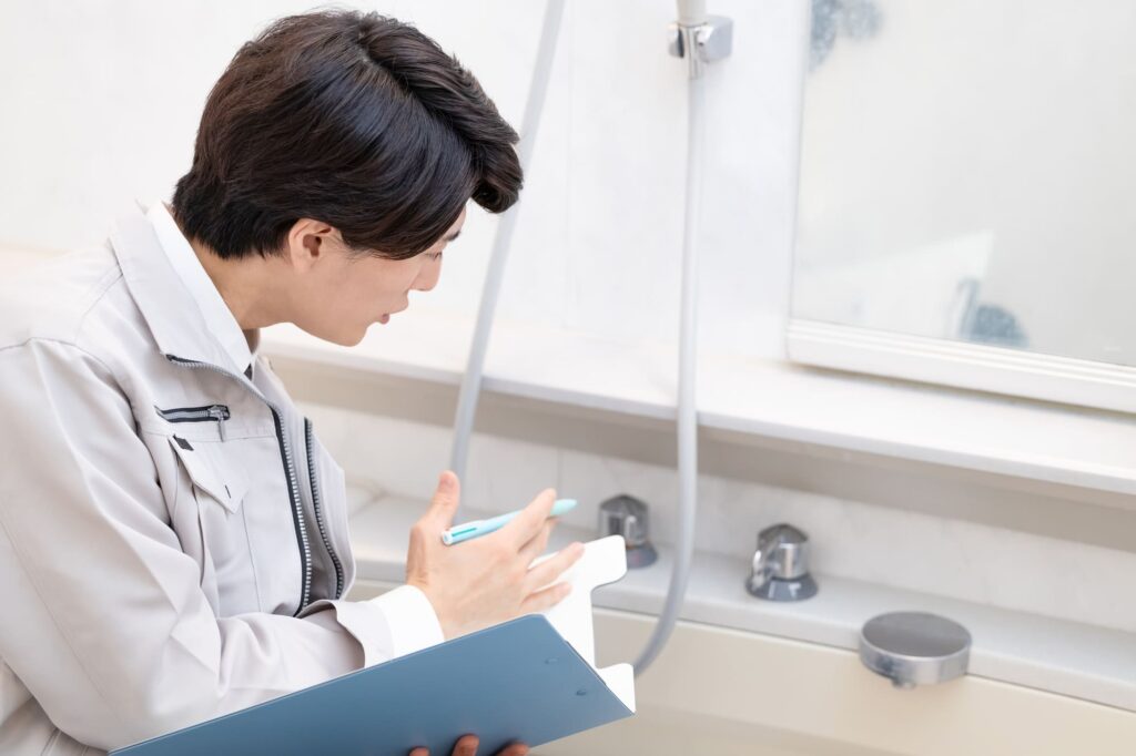 お風呂の見積もりを行っている様子