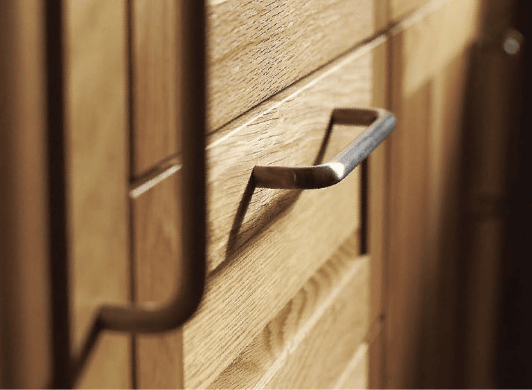 ウッドワンキッチン_無垢材の扉と取っ手