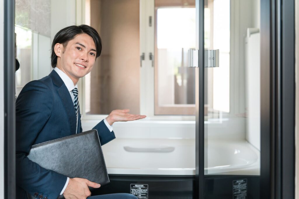 ショールームでお風呂（ユニットバス）をお勧めするアドバイザー
