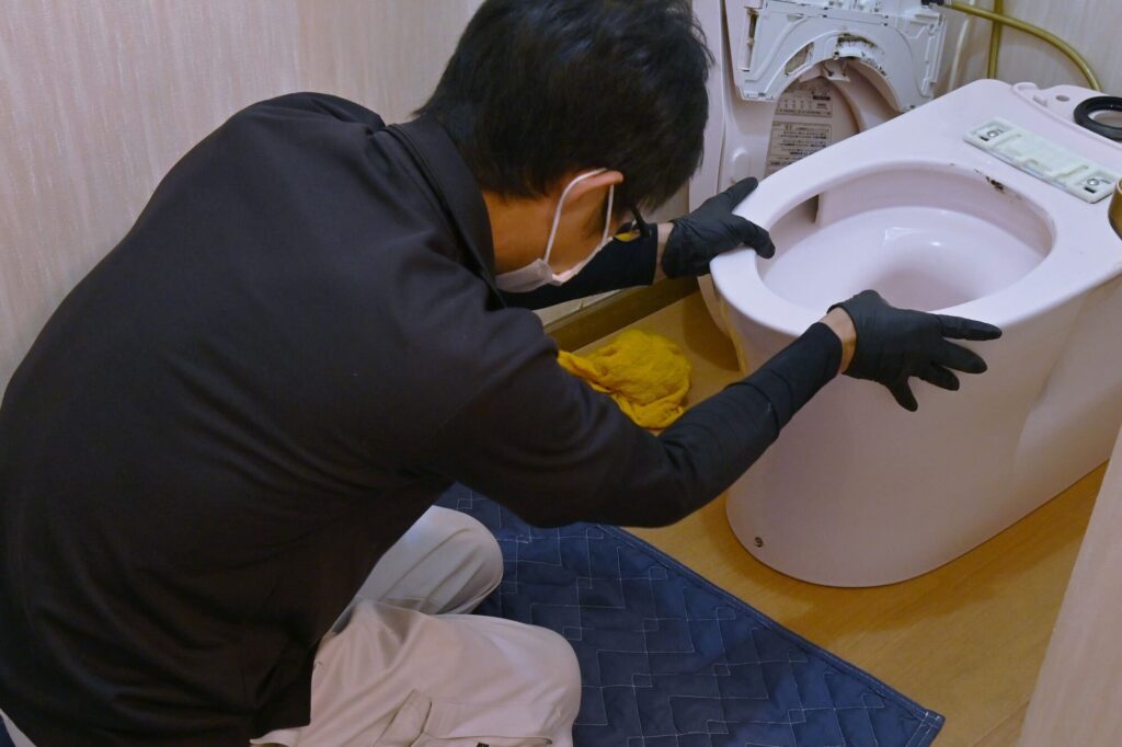 トイレを設置している様子