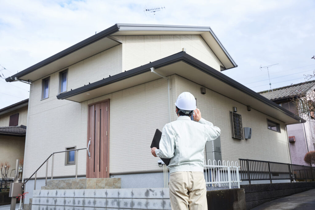 住宅の外壁の現地調査をしている様子