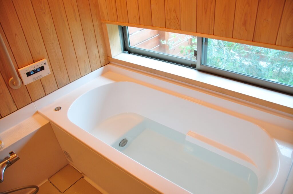 檜材を使用したハーフユニットバス