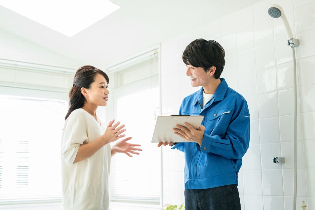 お風呂の現地調査・見積もりの相談をしている様子