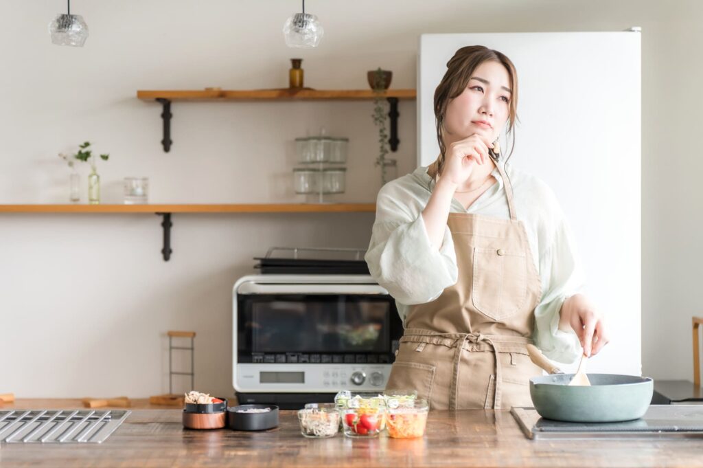 キッチンで困る女性