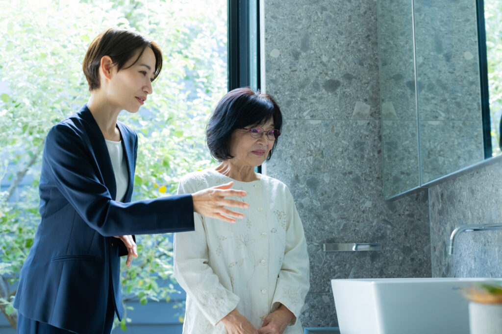 シニアにショールームを案内する女性