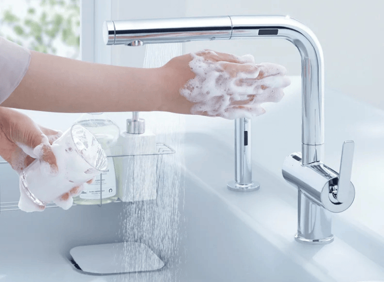 TOTOキッチン_タッチレス水ほうき水栓LF