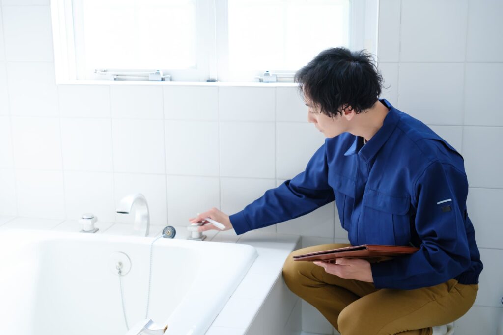 お風呂を点検する若いリフォーム業者