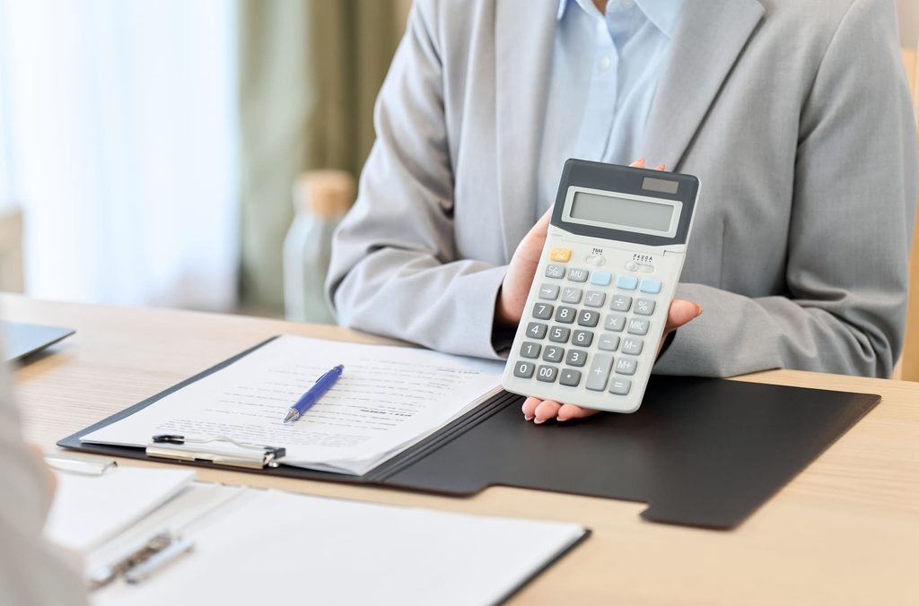 リフォームの打ち合わせにて電卓を見せる様子