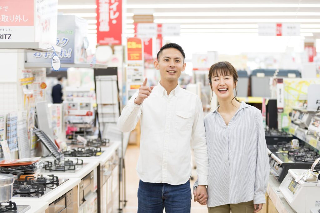 ホームセンター・家電量販店に並ぶ若い夫婦